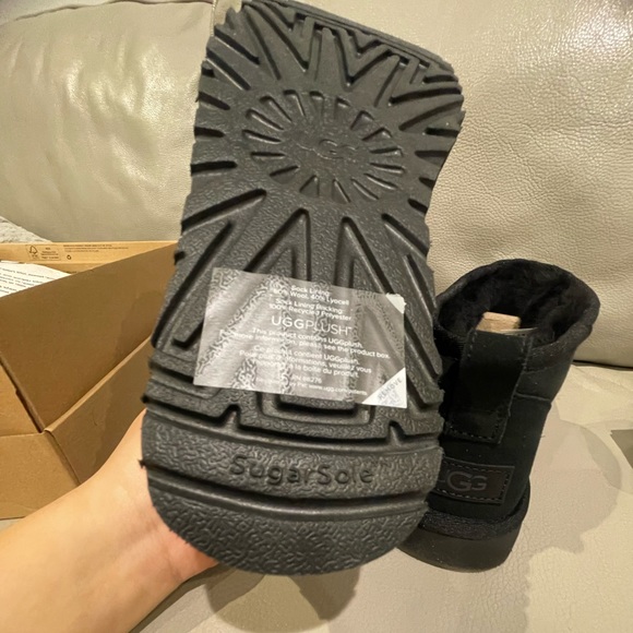 BNIB Authentic UGG Ultra Mini Black Size 8 Women’s - Picture 8 of 14